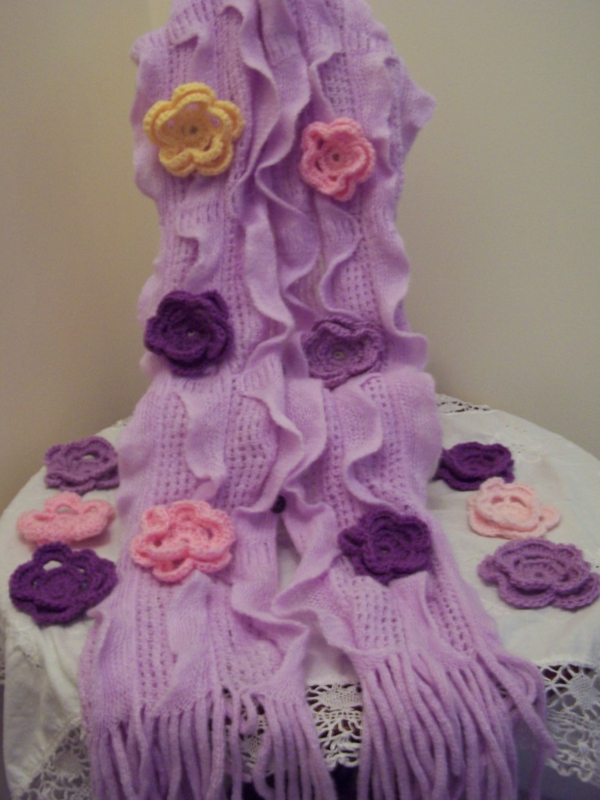 flores de ganchillo - decoración interesante en esquemas de color púrpura