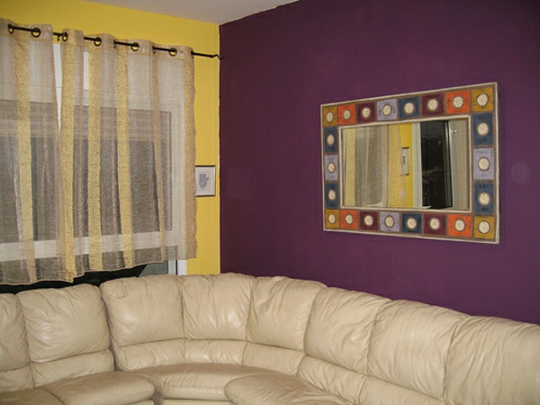 طلاء الجدران الأرجواني والأصفر في غرفة المعيشة