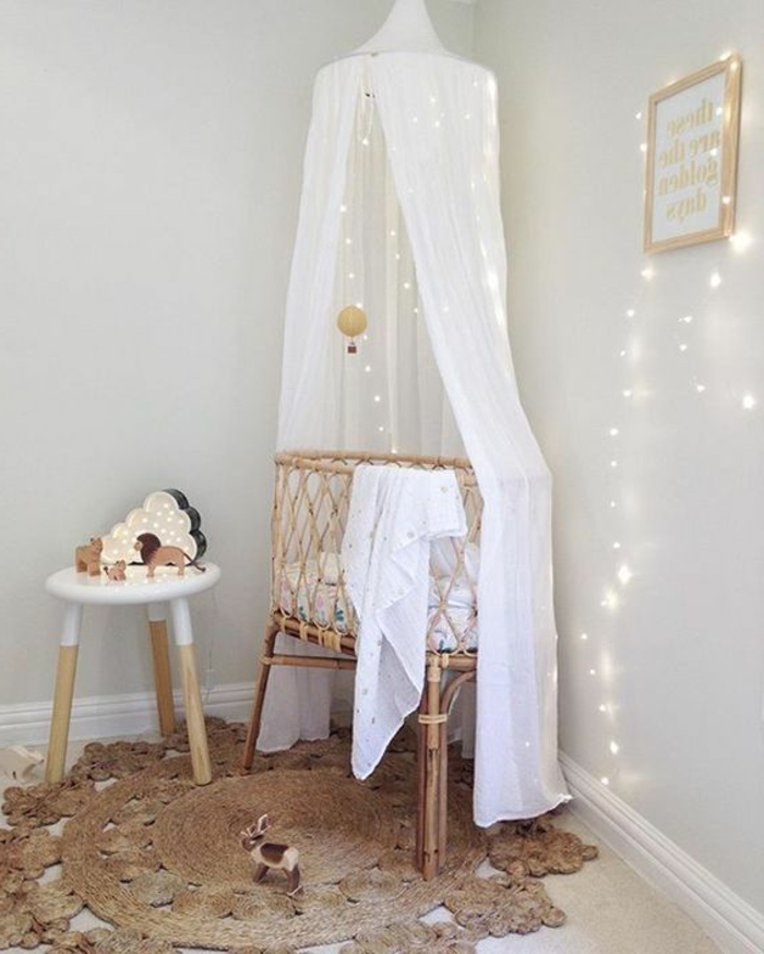дизайнерски идеи за детски стаи за имитация на бели малки легла в стаята красиви играчки за осветление