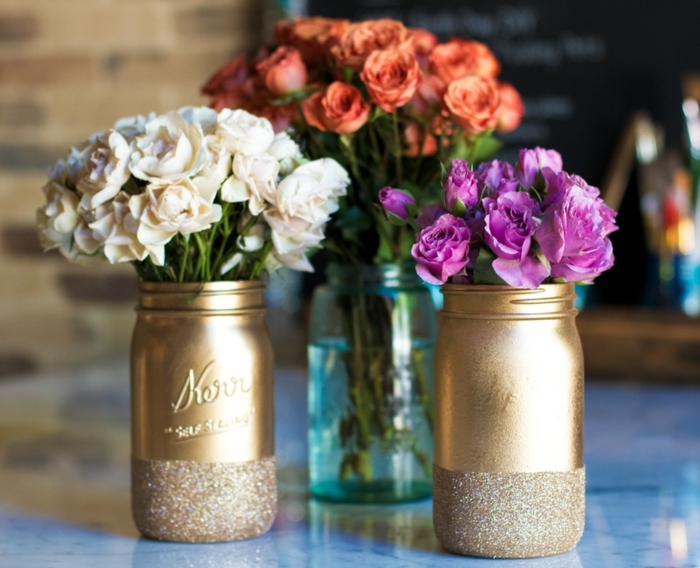 jarrones dorados con rosas frescas - decorar frascos de albañil
