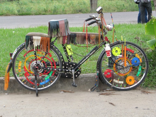 деко-велосипед-индийски поглед - на открито в тревата