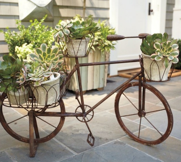 деко-велосипед със зелени растения - да не се налагат