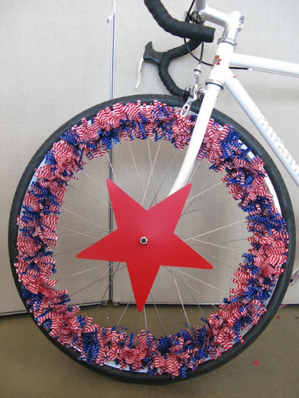 Deco bicikl crvena zvijezda glavna boja u bijeloj boji