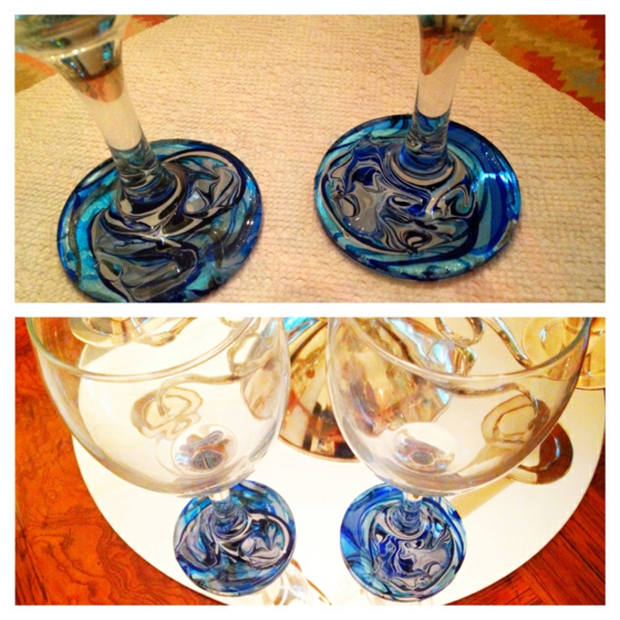 Decorar vidrio con esmalte de uñas azul, decorar vasos