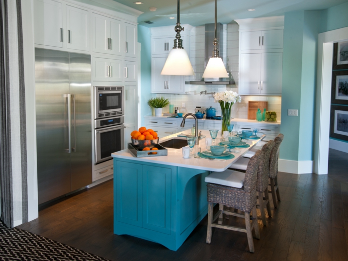 Идеи за декорация на кухнята - остров за готвене в син цвят