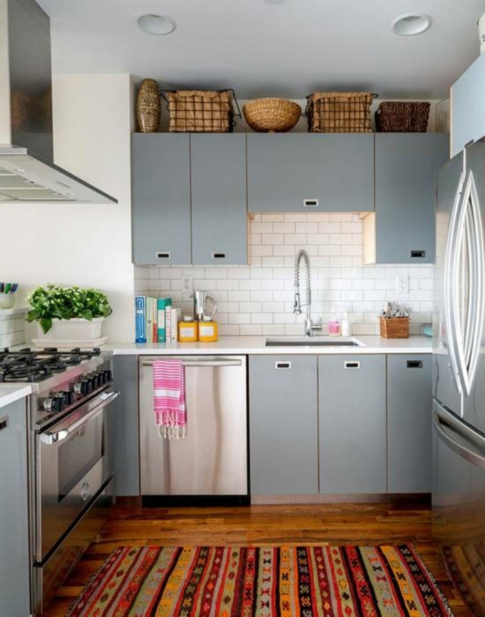 Deco-ideoita-for-keittiö-kaunis-lattiasta ja harmaa-kaapit