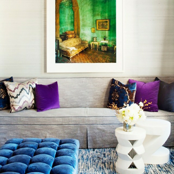 ihastuttava sohvatyyny violetilla värillä, siniset tyynynpäälliset, valkoiset tyynynpäälliset