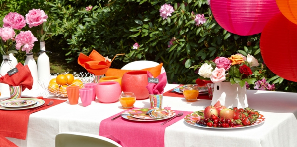 decoración-mesa-diseño-en-rojo-y-rosa-jardín-fiesta-ideas-mesa-decoración-para-jardín-fiesta Decoración de mesa para fiesta en el jardín