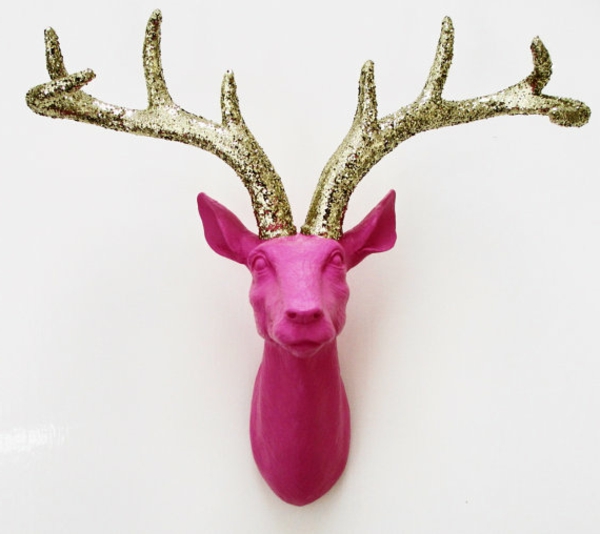 deco-mit-jelena-ružičasta glava na bijelom zidu