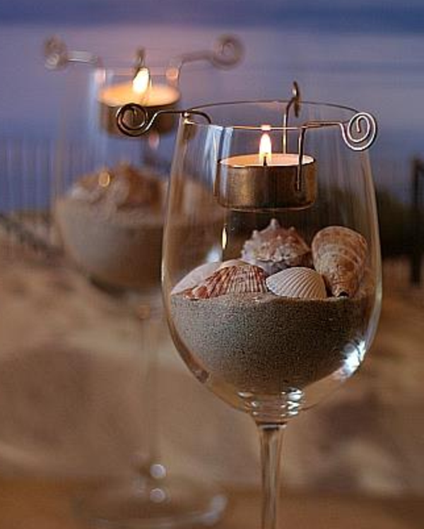 vino staklo s školjkama i pijesak u njemu kao zanimljivu ideju za svijećnjake