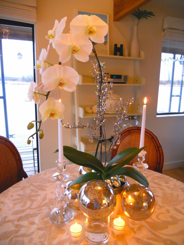 deco-orchid-for-the-table-kaksi pitkää kynttilää