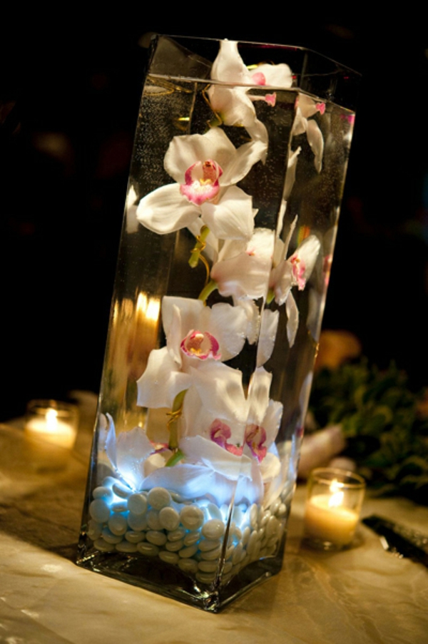 deko-orhideja u staklu-mug-male svijeće pored nje