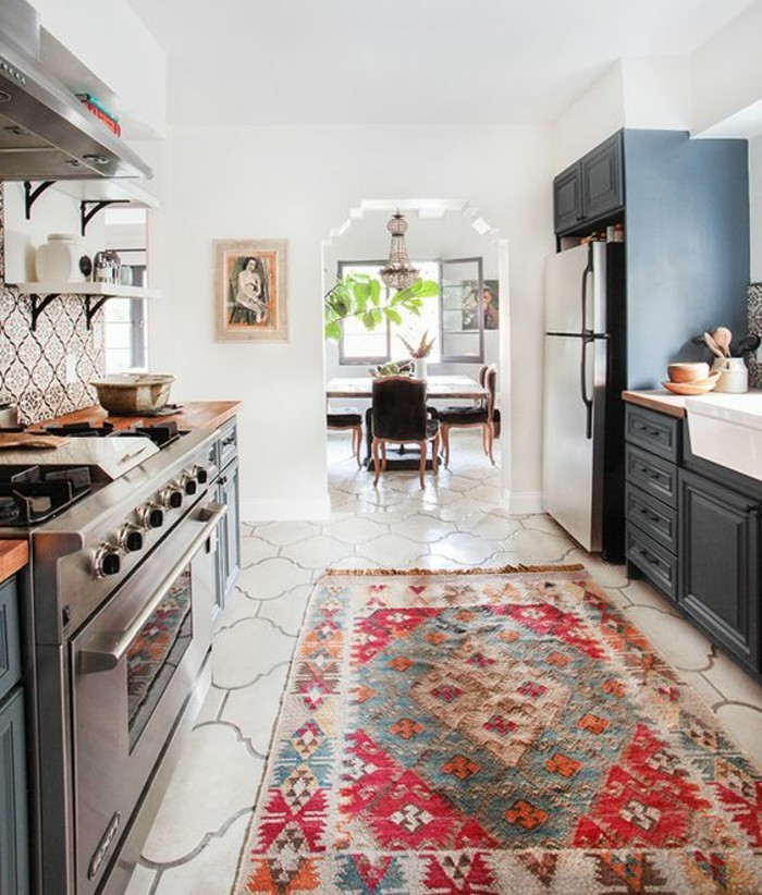 deco-tips retro-azulejos de la alfombra de color gris-cocina-refrigerador y horno-pot-sillas-mesa-planta-estantes