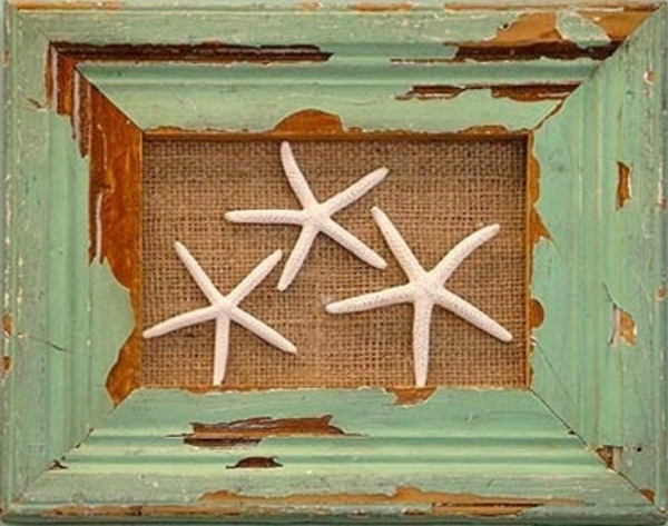 három tengeri csillagot és egy fából készült táblát díszít a falhoz