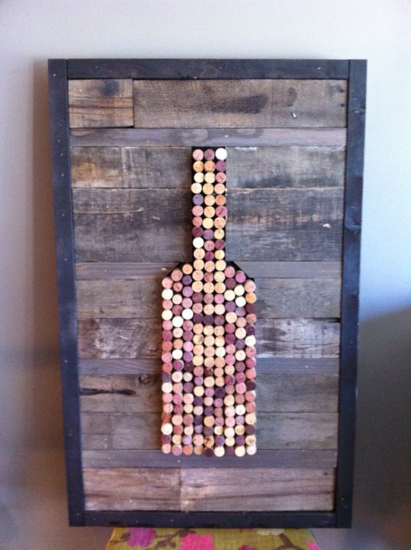decoración-de-corcho-vino-vidrio-en-tablero de madera