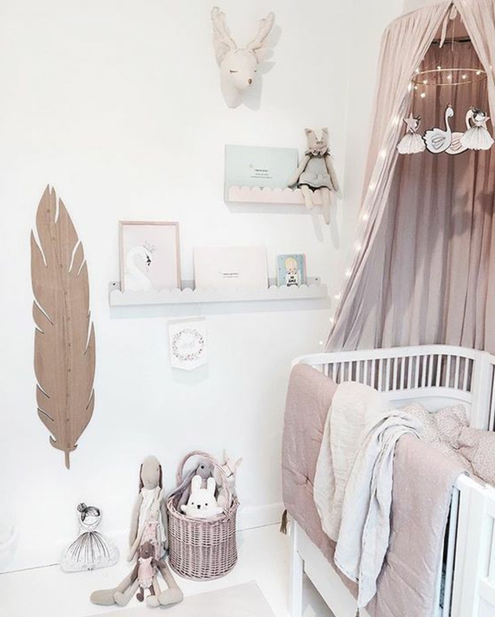 gyermekszobai design ötletek diszkrét sötét rózsaszín toll deco nyúl hattyú lámpa világítás ágy