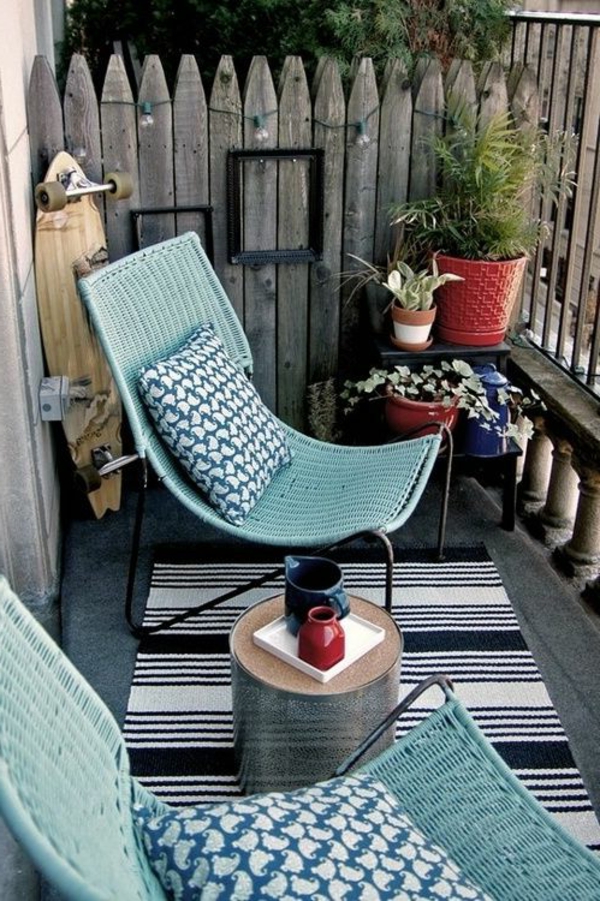 διακόσμηση-σε-τιρκουάζ χρώμα-όμορφο-μικρό-βεράντα-με-ένα-cool-καρέκλα