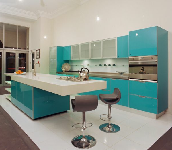 διακόσμηση-σε-τυρκουάζ-χρώμα-ενδιαφέρον-κουζίνα-σχεδιασμό με μεγάλα ντουλάπια