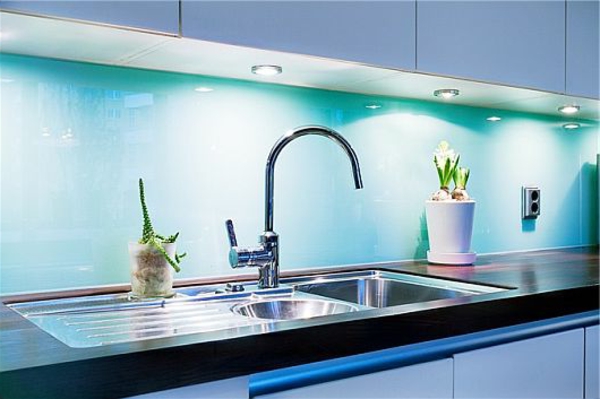 dekoracija-u-tirkizno-boja-zanimljivo-zid dizajn-u-kuhinji