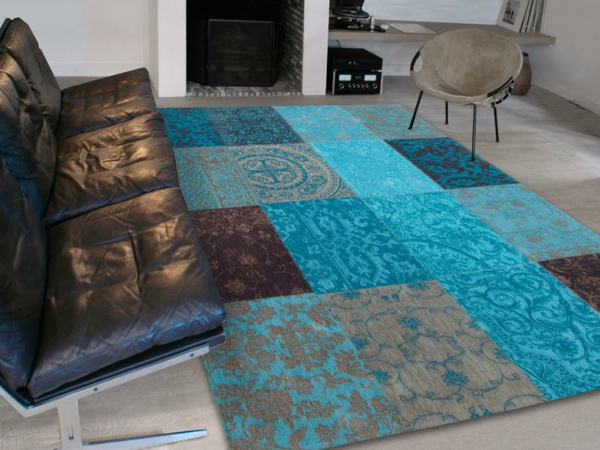 διακόσμηση-σε-τυρκουάζ-χρώμα-σύγχρονο και ελκυστικό-χαλί δίπλα σε ένα δερμάτινο καναπέ