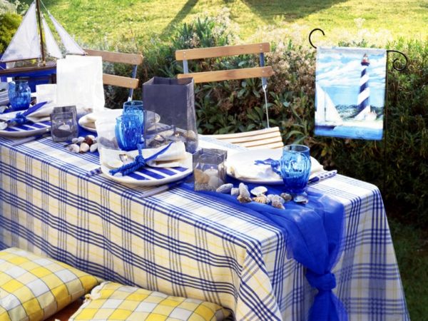 koriste-merenkulku-on-pöytä-sininen-elementtejä, puutarhassa