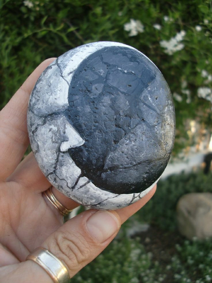 حجر الزخرفية القمر رسم هاندبينتيد