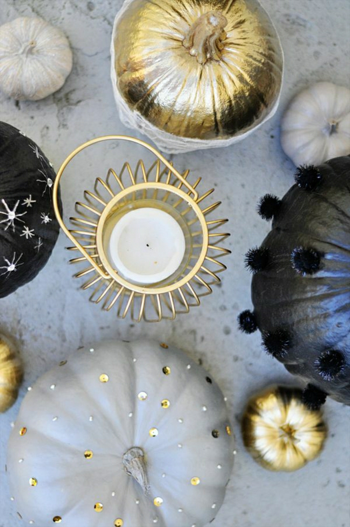 koristeltu kurpitsat kimallus kynttilöitä ja kulta-musta sävyt