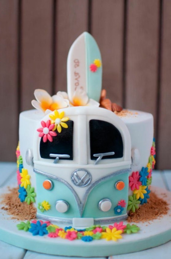 Διακοσμημένα το- πολύχρωμο γενέθλια τούρτα-in-the-μορφή-του-Volkswagen Van
