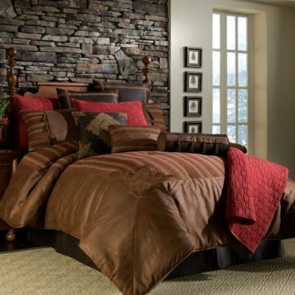 Čaj-zid u spavaćoj sobi s velikim krevetom s jastucima za bacanje
