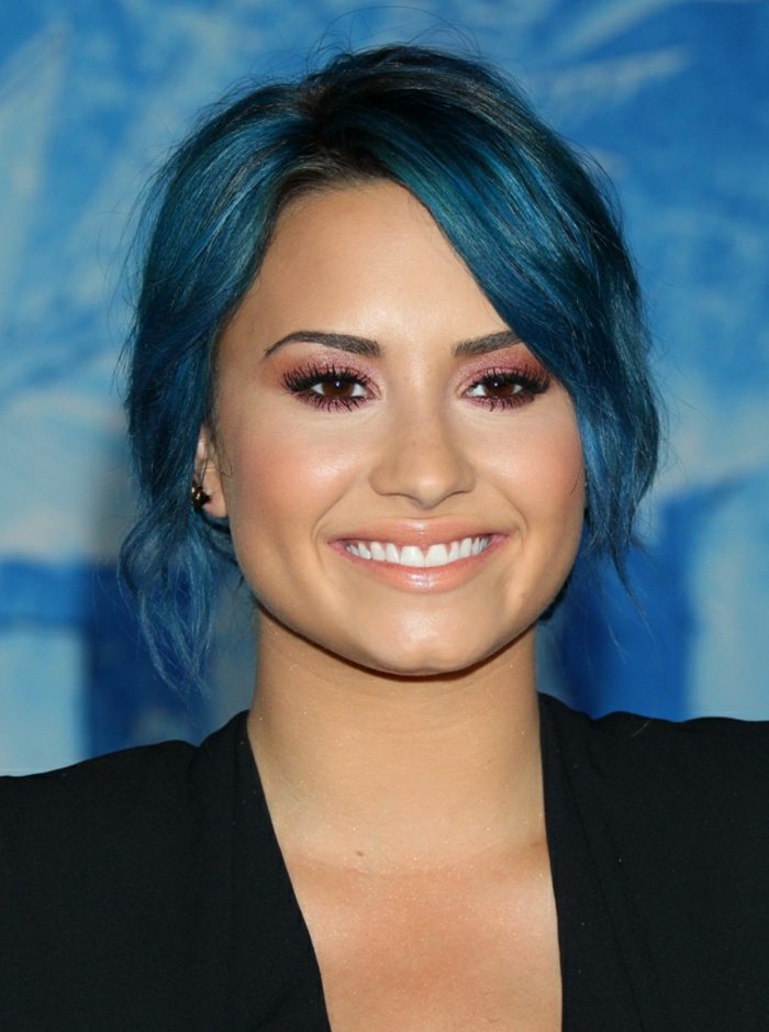 Demi Lovato, kék haj, őszibarack, rózsaszín és szemhéjfesték, olíva bőr, fekete blézer