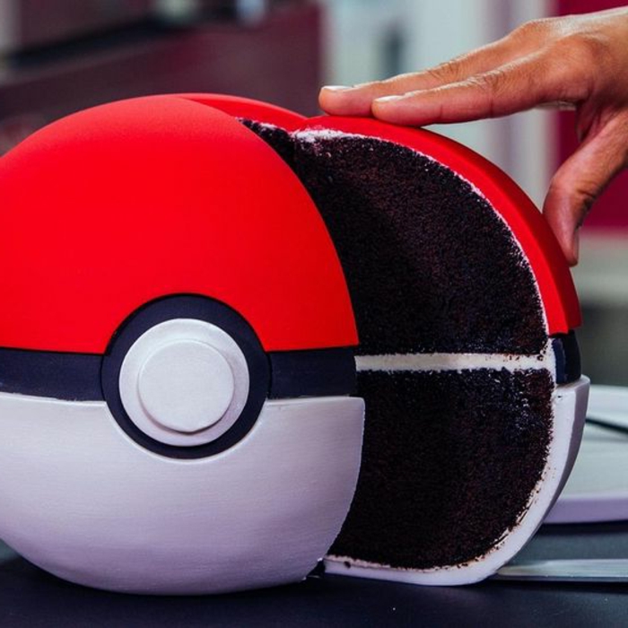 Un gros pokeball rouge - une bonne idée pour une tarte pokemon au chocolat