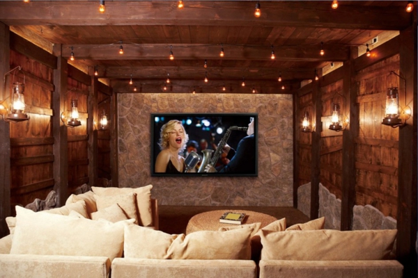 обикновени таванни осветителни тела и стенни секции в стаята с голяма телевизия