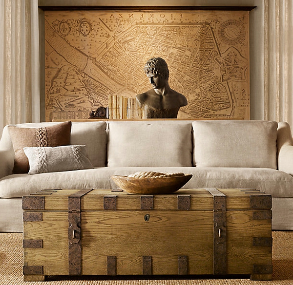 dekoráció a nappaliba antik elemekkel - szobor és asztali modell dobozként