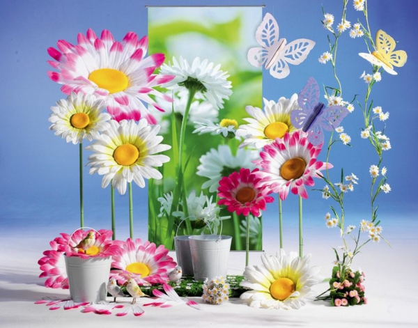 lijepa slika s plavom pozadinom, šarenim cvjetovima i leptirima