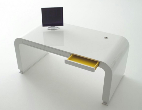 дизайнерски бюро - бял интелигентен модел с квадратен монитор върху него
