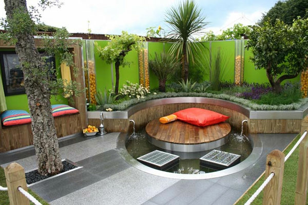 plantas exóticas y una piscina en el jardín