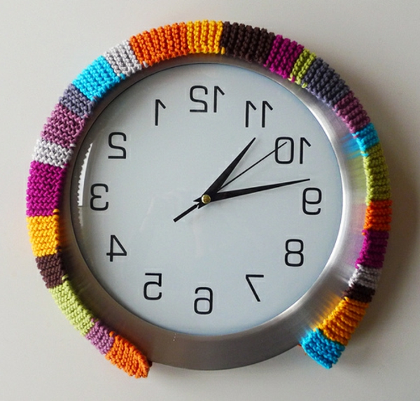 ساعة حائط مصممة - إطار ملون - مصنوعة من التريكو