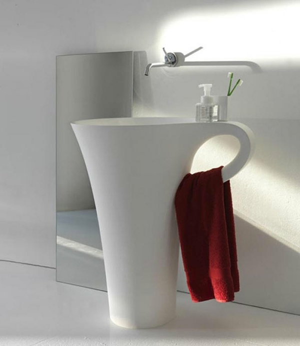 dizajnerski sudoper u obliku šalice - crvena tkanina na njemu