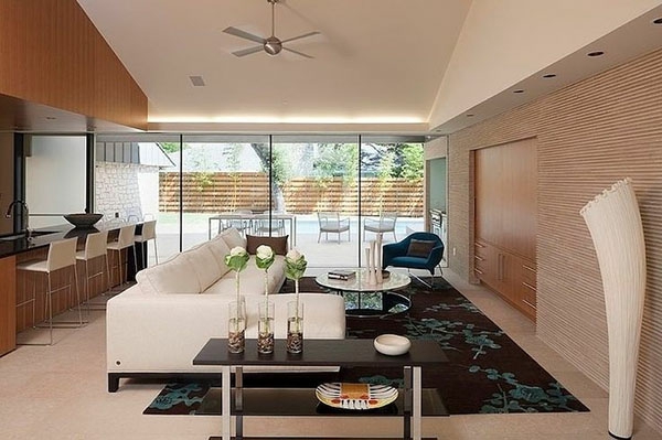 غرفة معيشة جميلة - أريكة بيضاء مع طاولة تداخل مستديرة