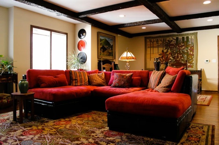 ספה בסלון מעצב אדום-אטרקטיבית