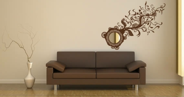 designer tükör-on-a-barna-kanapé