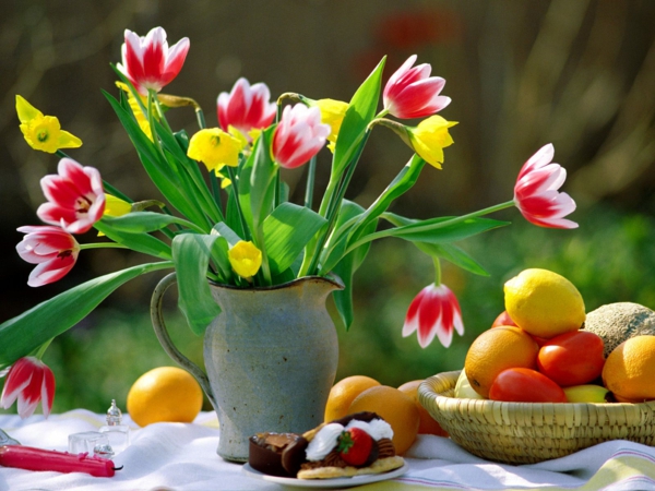 фон на работния плот-пролет-цветни-цветя-и-яйца