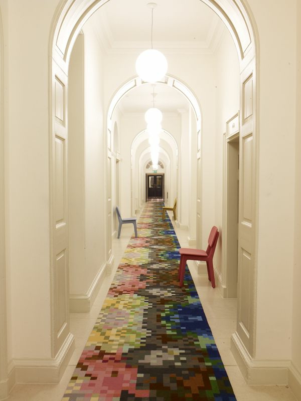 Érdekes szőnyeg és székek a luxus folyosón