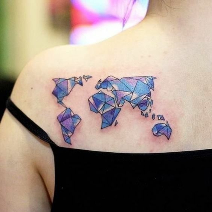 ovdje je ideja za tetovažu s velikim motivima origami - svijet na scapuli