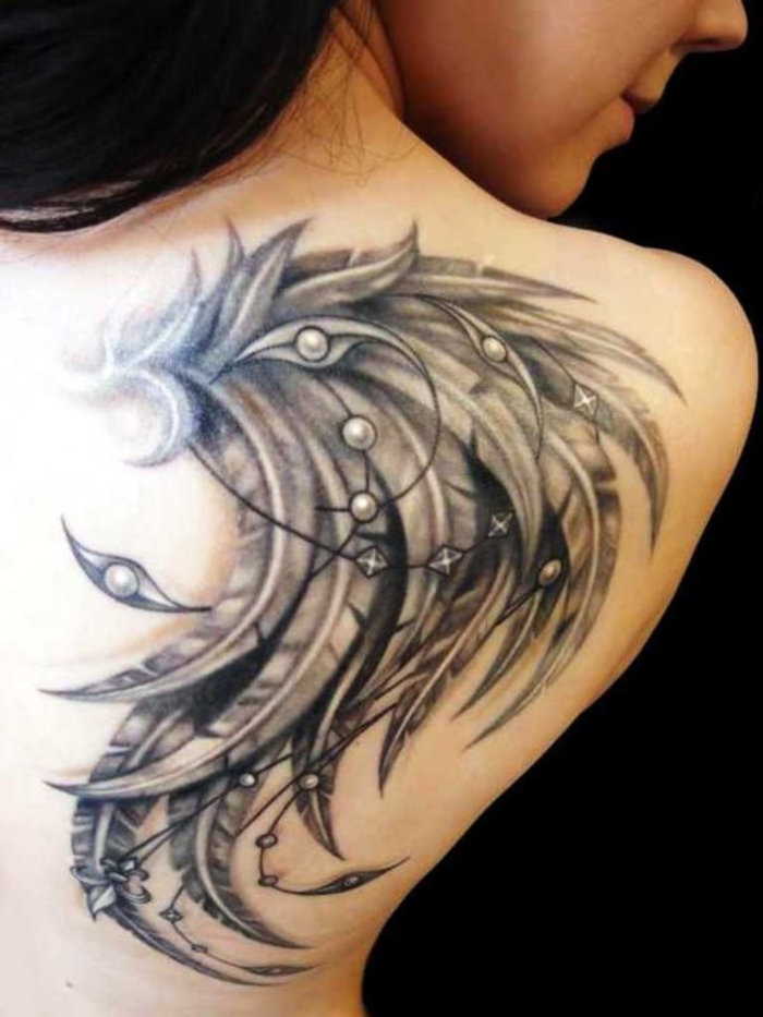 Toinen ajatus kauniista tatuointi-enkeleistä naisille - hartian tatuointi enkeli, jossa pitkät mustat höyhenet