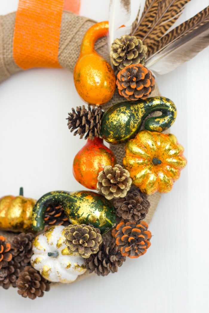 Универсален венец от шишарки, тикви и пера, есенни нюанси, велики декоративни идеи, които да вдъхновят и имитират