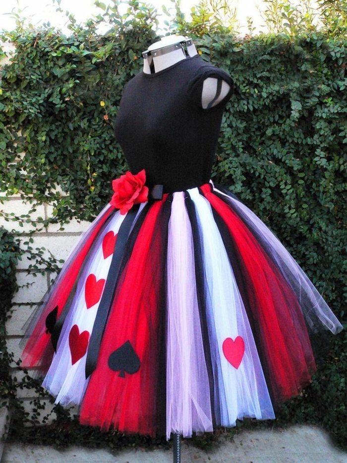направете рокля като самия костюм с роза, черна блуза и цветна пола в градината