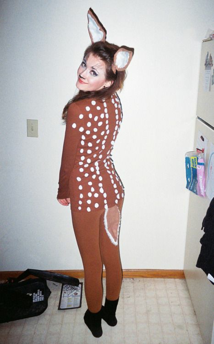 Карнавални костюми за себе си правят Bambi от дрехи, кафява блуза и панталони