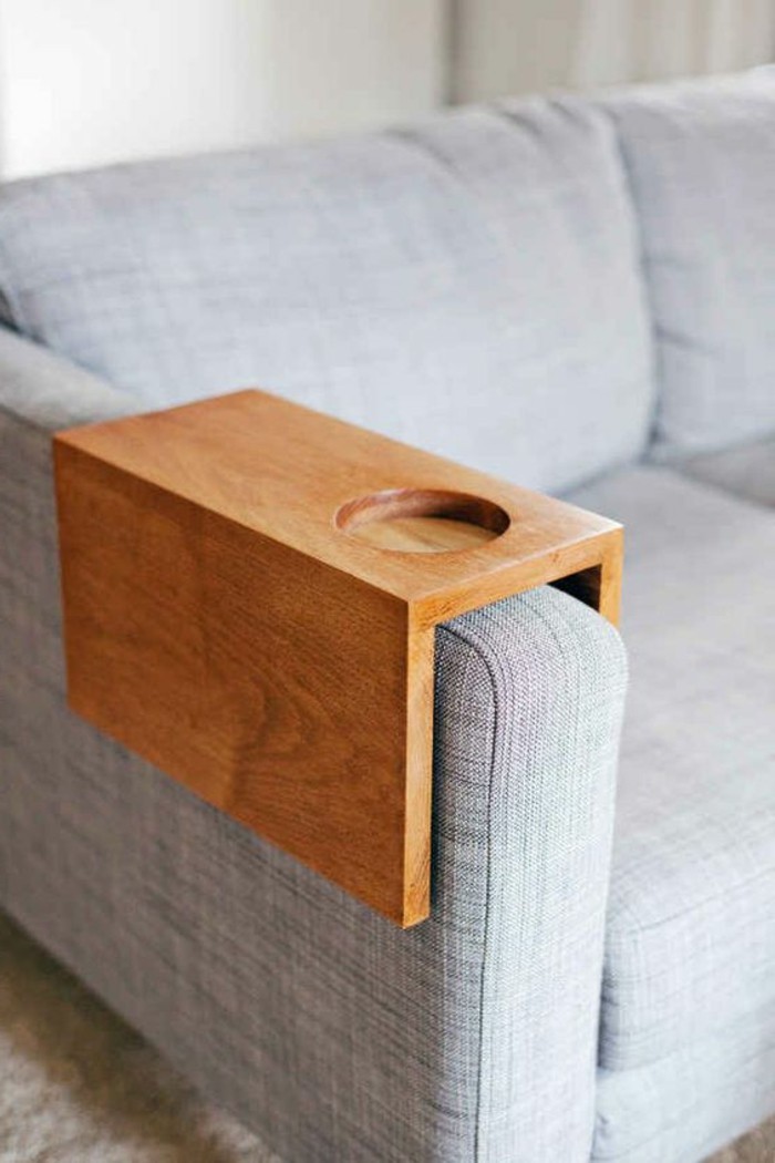 DIY-moebel-bricolaje-Wohnideen-gris-sofá-mesa-de-madera