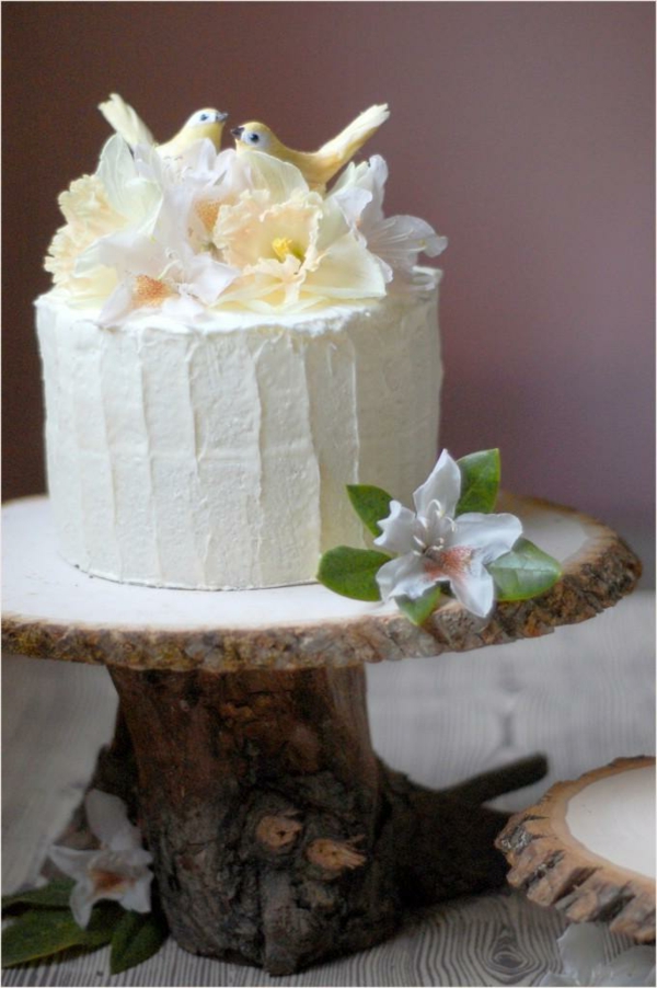 celebración de la boda de madera - delicioso pastel blanco